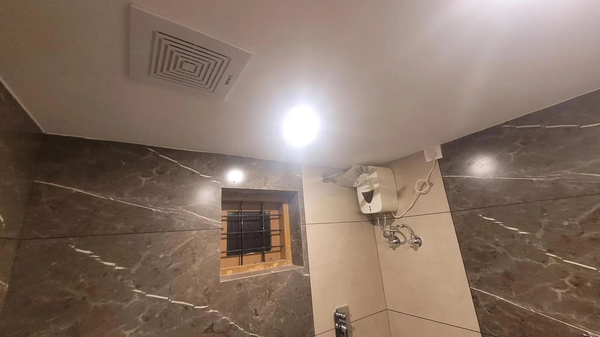 Newcastle Holidays Entire Ground Floor 3 Bedrooms Kitchen Dining Living 8 Guests Kumudi