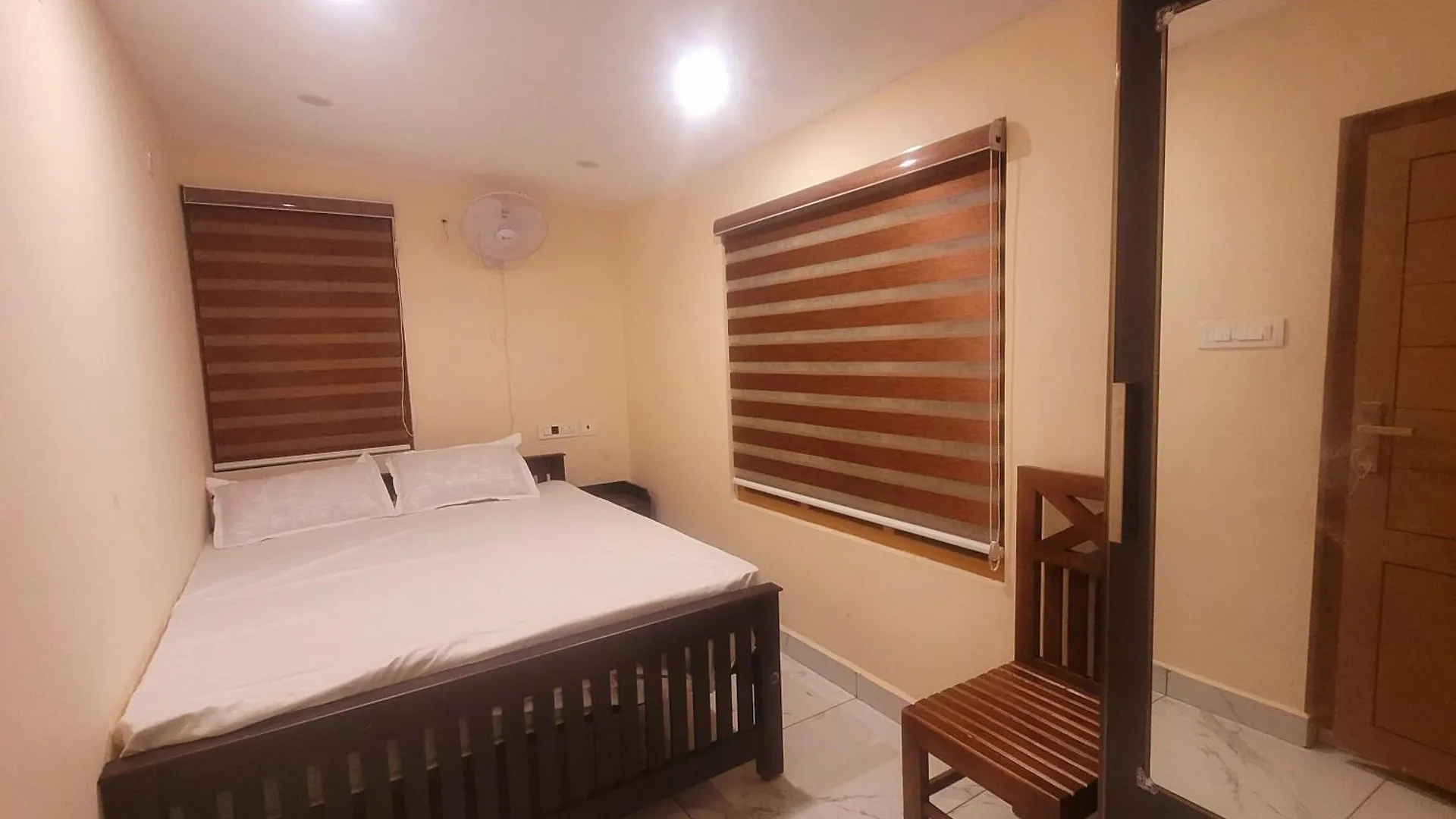 Newcastle Holidays Entire Ground Floor 3 Bedrooms Kitchen Dining Living 8 Guests Kumudi Villa