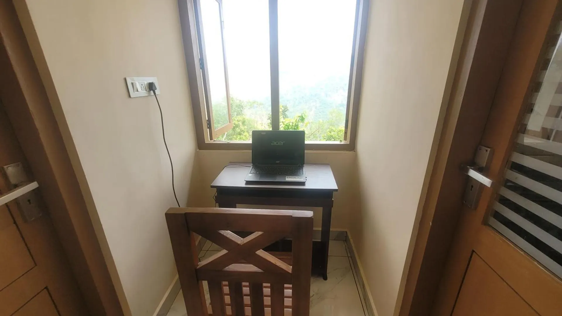 Newcastle Holidays Entire Ground Floor 3 Bedrooms Kitchen Dining Living 8 Guests Kumudi