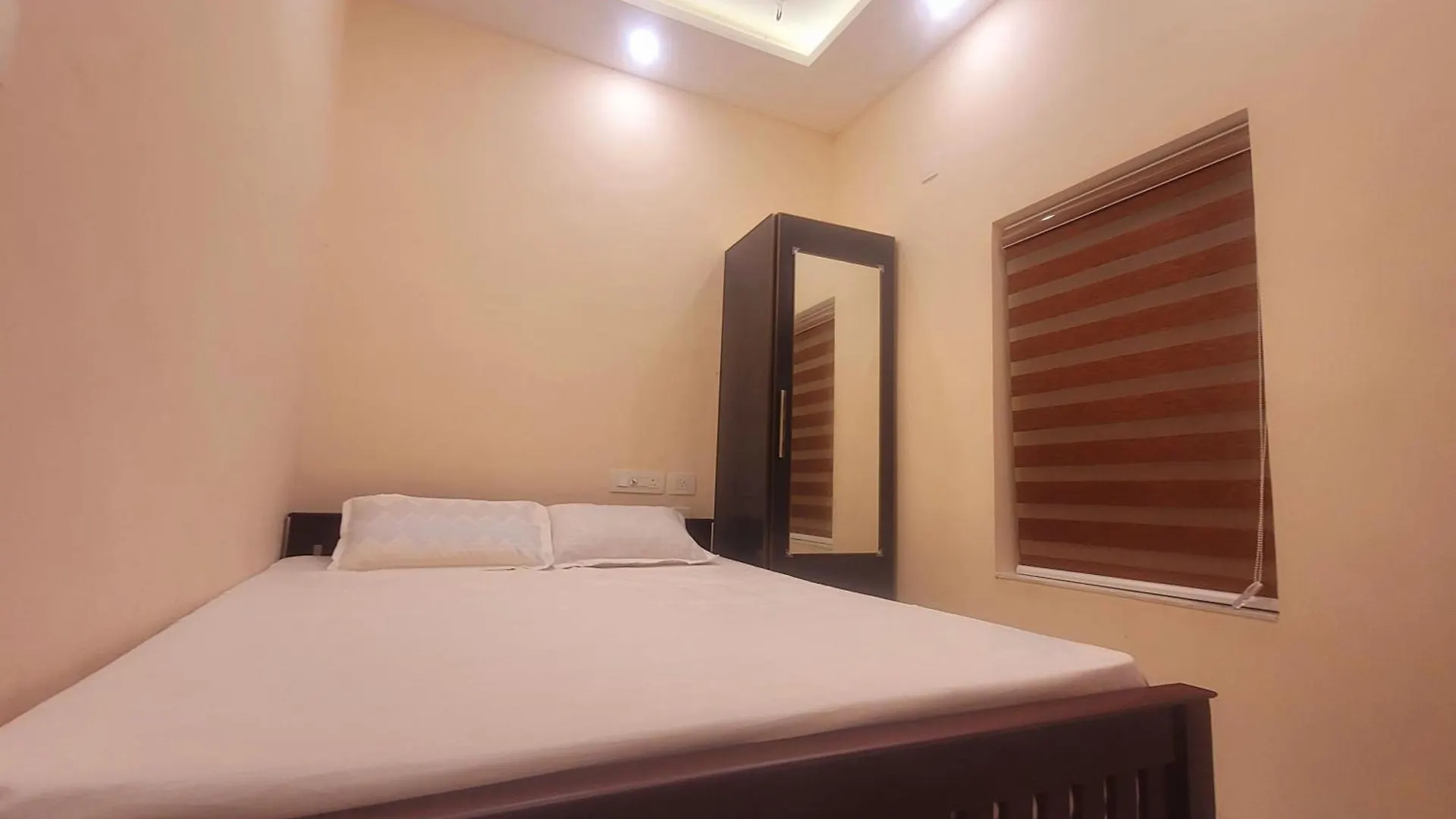 Newcastle Holidays Entire Ground Floor 3 Bedrooms Kitchen Dining Living 8 Guests Kumudi