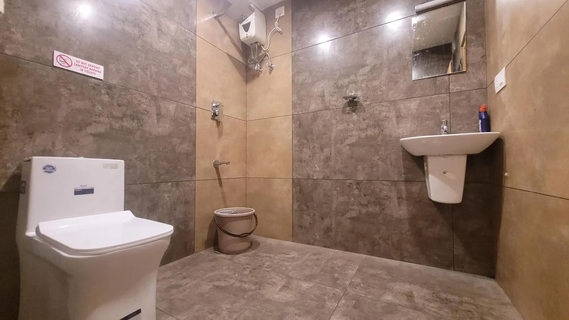 Newcastle Holidays Entire Ground Floor 3 Bedrooms Kitchen Dining Living 8 Guests Kumudi India