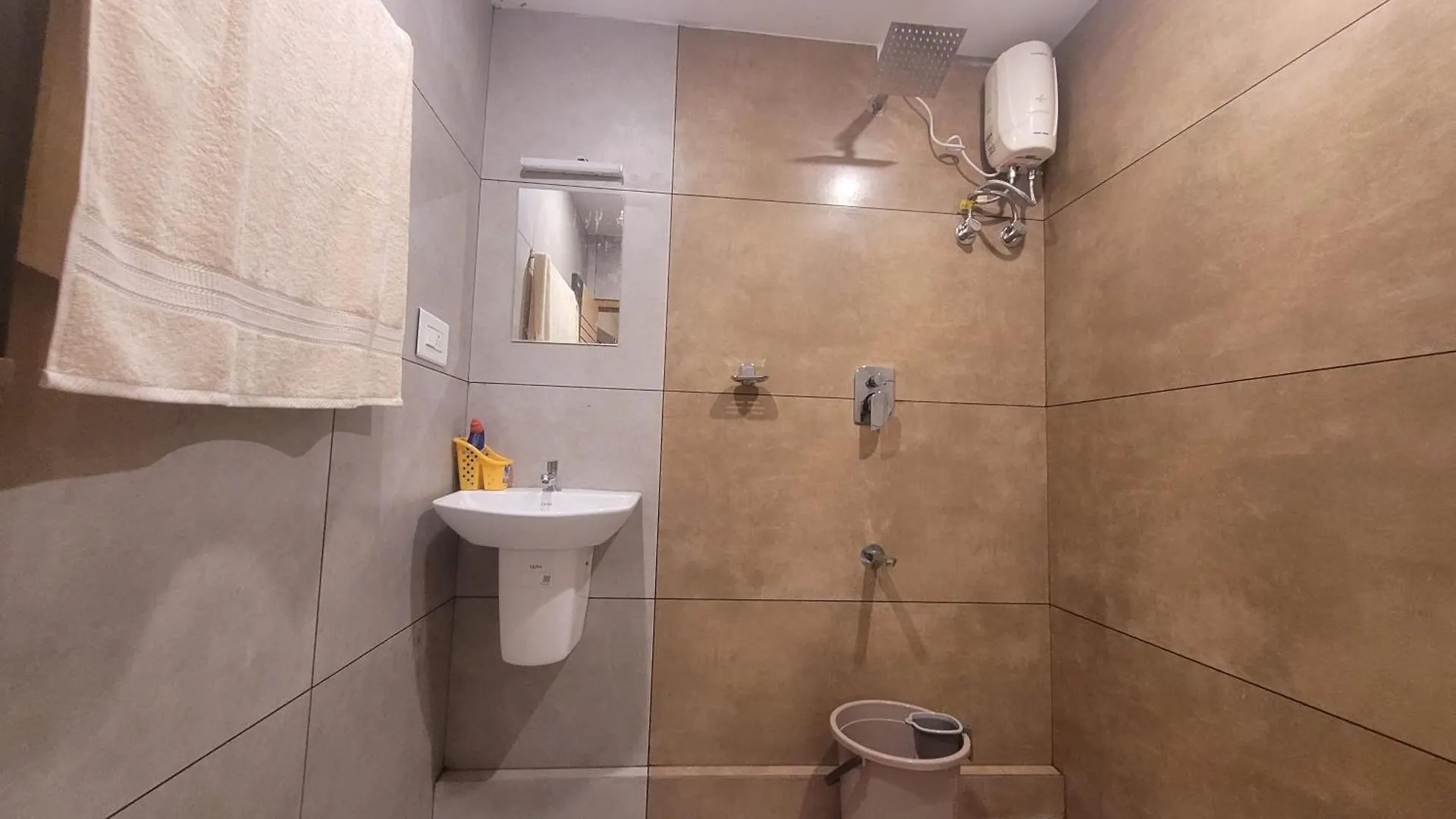 Newcastle Holidays Entire Ground Floor 3 Bedrooms Kitchen Dining Living 8 Guests Kumudi