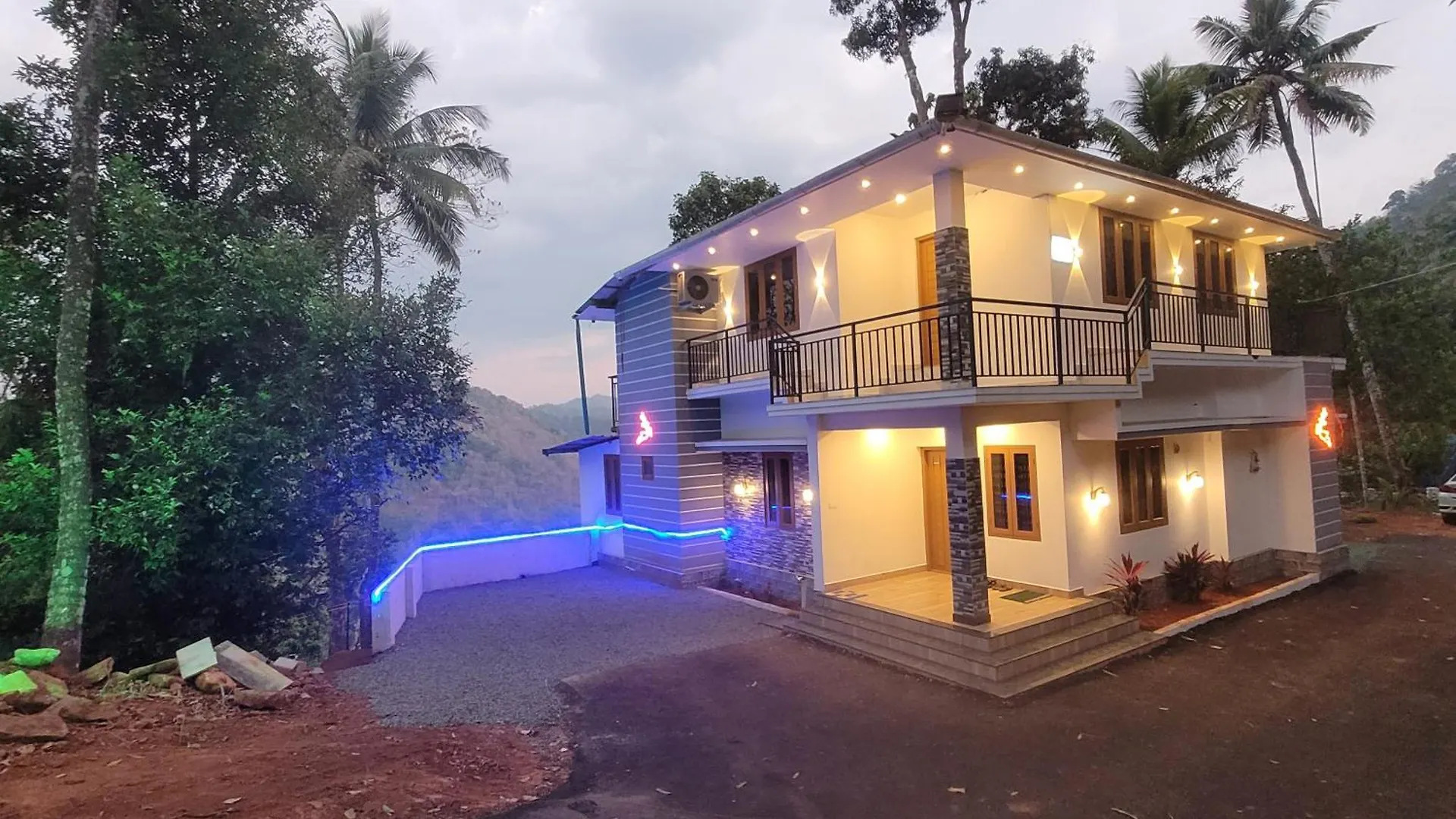 Newcastle Holidays Entire Ground Floor 3 Bedrooms Kitchen Dining Living 8 Guests Kumudi Villa